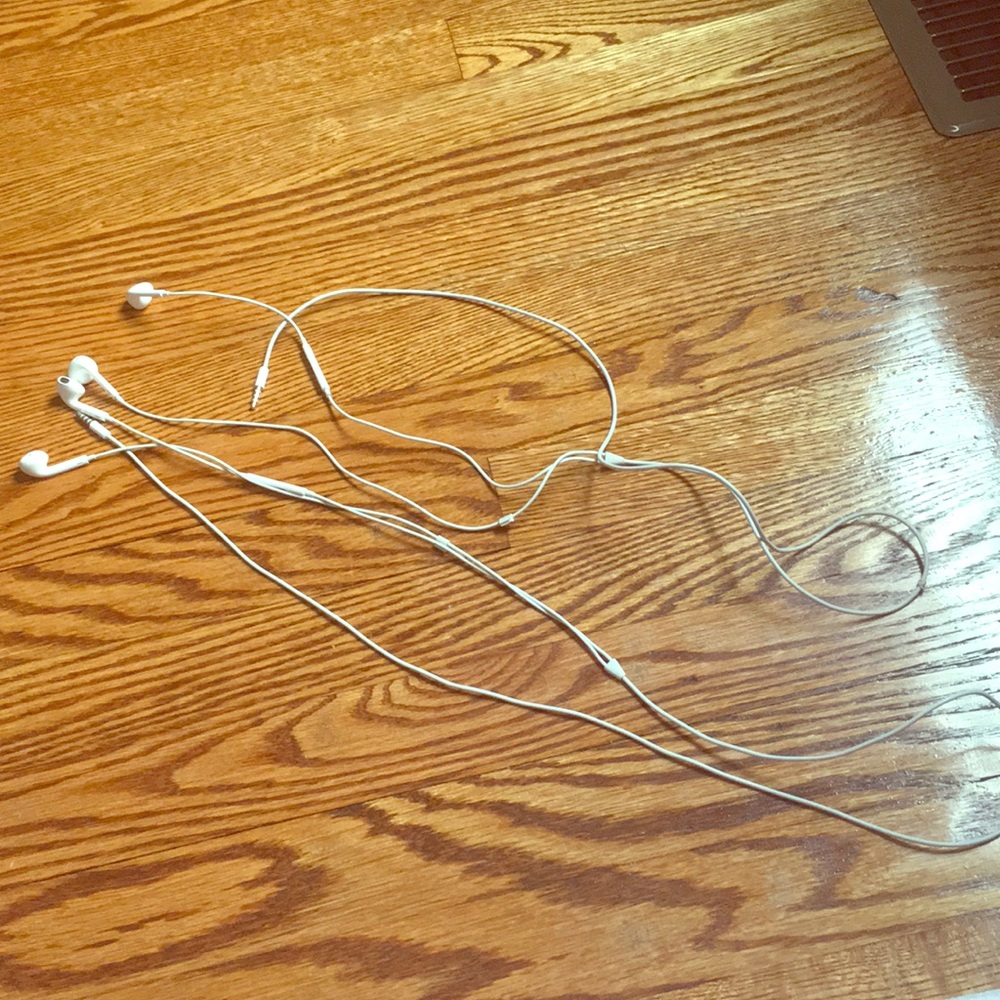 2 Apple Earbuds